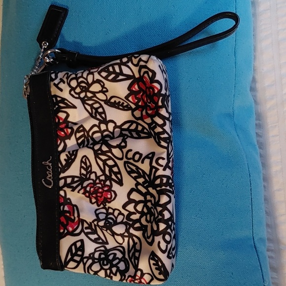Coach Handbags - 💚Coach Satin Poppy Daisy Floral Print Wristlet